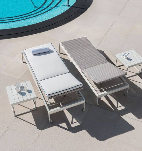 Chaise longue d'extérieur design, élégante, de la Collection ALLAPERTO GRAND HOTEL, dessinée par Matteo Thun & Antonio Rodriguez, pour la marque ETHIMO, Marseille