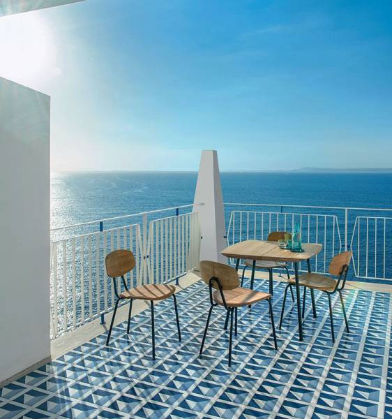 table de jardin, d'extérieur, design, carrée, 90 x 90 cm, en teck massif naturel, Collection AGAVE, par la marque haut de gamme ETHIMO - Marseille