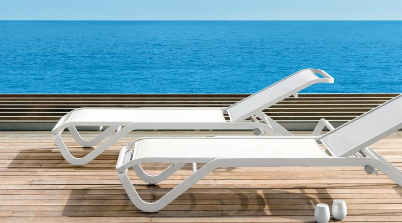 Bain de soleil en aluminium verni blanc et toile éthitex blanche, par le fabricant italien haut de gamme Ethimo, Aix-en-Provence