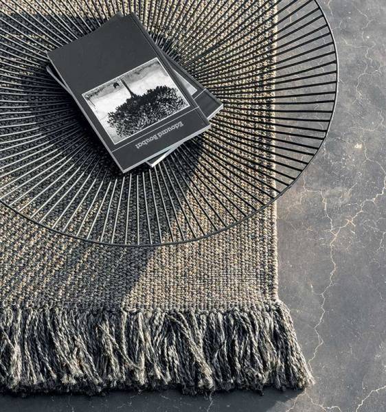 Tapis d'extérieur contemporain de haute qualité, fait main, collection COIMBRA, par le fabricant italien haut de gamme ETHIMO, Marseille