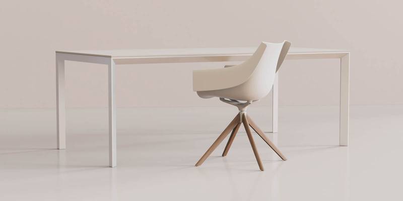 La chaise extérieure et intérieure pivotante en bois Manta de Vondom haut de gamme à Marseille