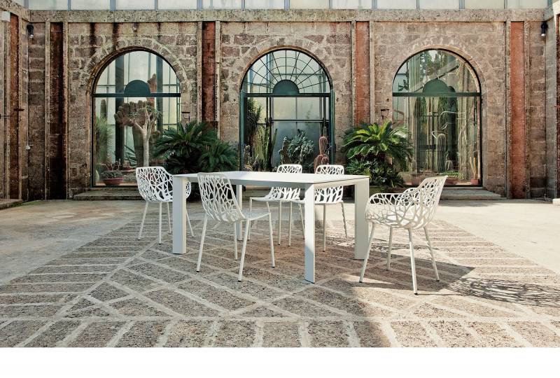 Chaises de jardin design, en aluminium verni blanc, collection FOREST, par les designers Robby et Francesca Cantarutti pour Fast Spa, Marseille