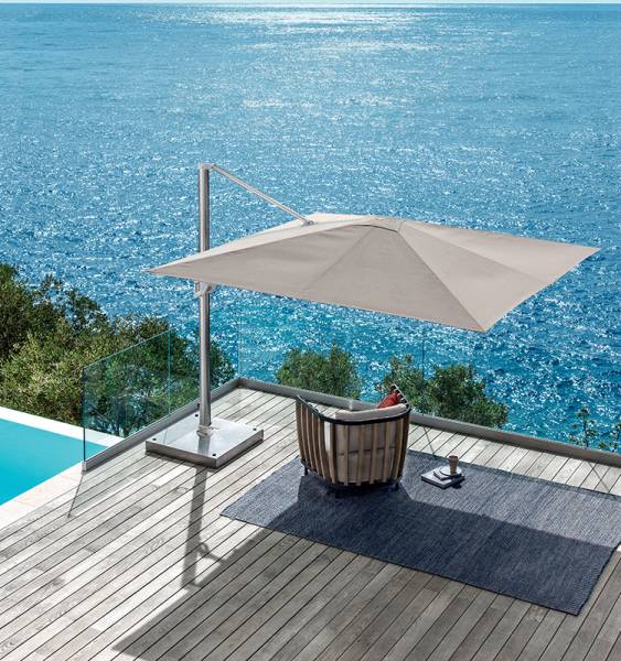 Parasol à roulettes facilement orientable à 360° en aluminium anodisé avec la toile en tissu acrylique haut de gamme Freedom de chez Ethimo à Marseille