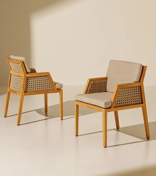 Fauteuil extérieur confortable et résistant en teck haut de gamme pour équiper votre salon de jardin à Marseille