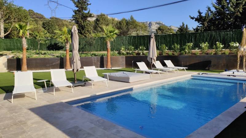 Agencement avec du mobilier extérieur haut de gamme et épuré d'un salon extérieur en plein cœur de Marseille installé par notre équipe13Outdoor