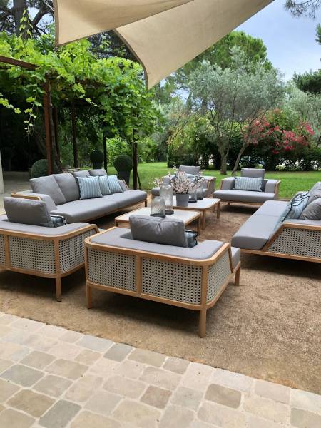 Aménagement d'un salon de jardin dans une villa avec des canapés et tables basses en teck à Marseille dans les Bouches-du-Rhône avec la Collection Grand Life d'Ethimo