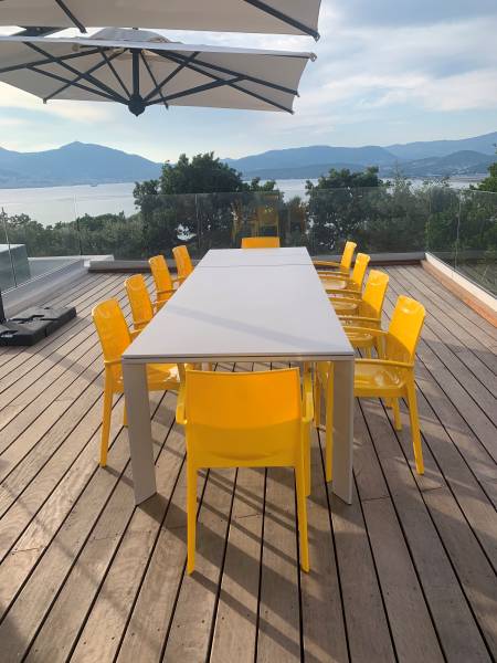 Installation de la table rectangulaire extensible en aluminium haut de gamme Grande Arche de chez Fast par 13Outdoor en Corse
