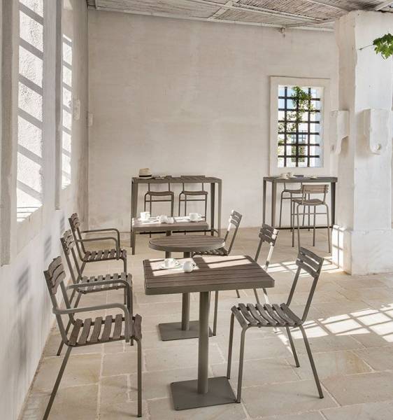 chaise d'extérieur contemporaine en teck, haut de gamme, empilable, Aubagne