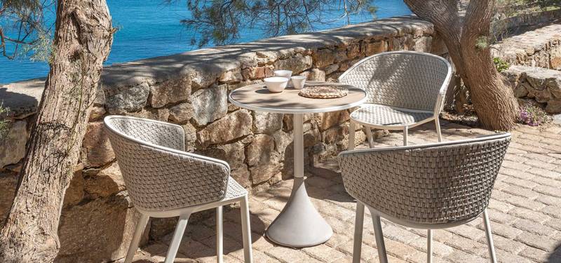 table de jardin design contemporain, style bristrot, CONCRETO, par la marque italienne haut de gamme ETHIMO, Cassis
