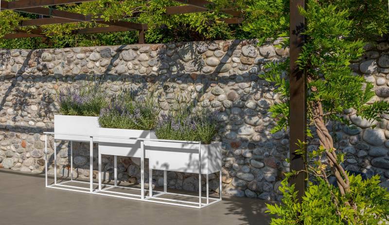 Jardinière en acier inoxydable disponible en blanc et gris foncé personnalisable haut de gamme pour équiper votre extérieur à Marseille