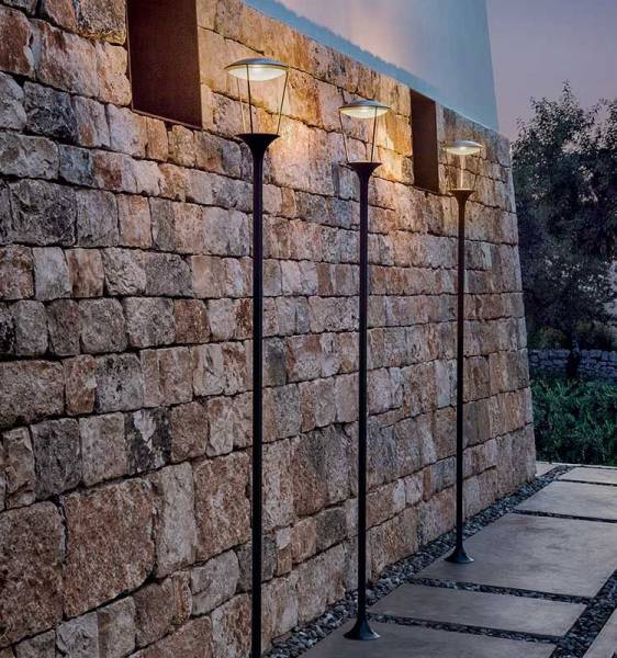 réverbère LED design, en aluminium laqué, pour l'extérieur, PHAROS par la marque ETHIMO - Marseille