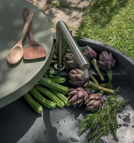 Cuisine extérieure pratique avec module évier en teck et aluminium haut de gamme italien à Bandol