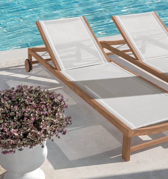 Bains de soleil réglables et confortables, en teck naturel, Collection SAND par Ethimo, Aix-en-Provence