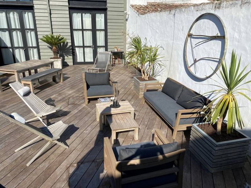 Aménagement convivial et élégant d'un salon extérieur haut de gamme sur l'Ile de Ré en teck décapé de la gamme COSTES chez Ethimo réalisé par 13Outdoor