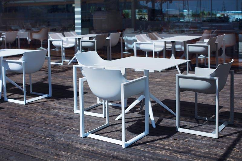 chaises de jardin design, empilables, avec accoudoirs, collection WALL STREET, par VONDOM - Marseille