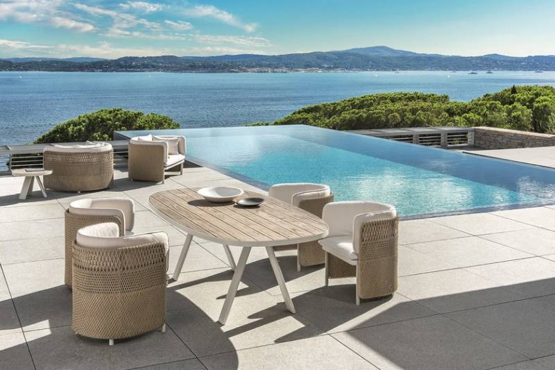 table de jardin design, ovale, pieds aluminium, plateau teck décapé, collection ESEDRA, par Luca Nichetto, pour la marque haut de gamme ETHIMO - Cassis