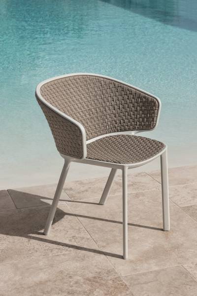 chaise de jardin design en aluminium blanc et fibres tressées beige, Aix-en-Provence