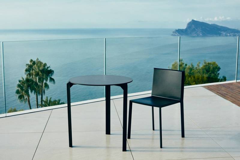 Table de jardin, d'extérieur, empilable, collection QUARTZ, par RAMON ESTEVE, pour le fabricant espagnol VONDOM - Marseille