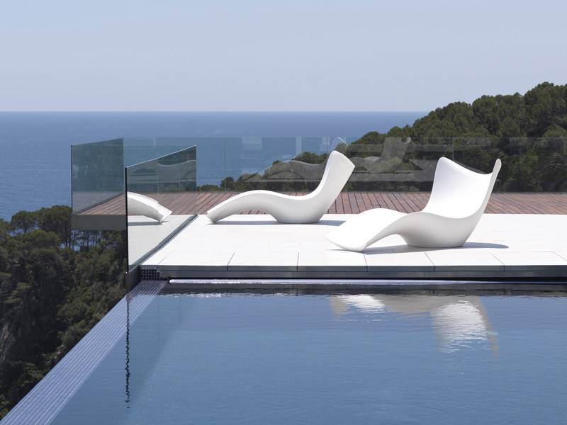 bain de soleil design SURF dessiné par Karim Rashid pour le fabricant VONDOM - Marseille