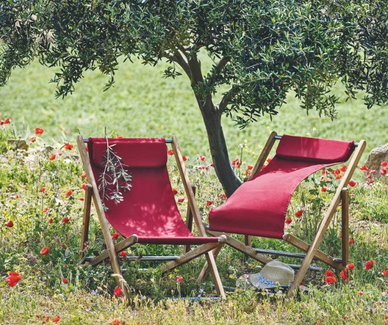Transat, chaise longue, chilienne en teck et tissu rouge, de la marque italienne ETHIMO, Collection ELLE, Allauch