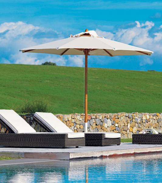 Parasol personnalisable en toile acrylique, structure en bois massif et base en aluminium haut de gamme Classic de chez Ethimo à L'Isle sur la Sorgue.