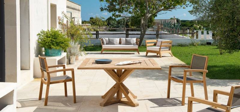 table de jardin carrée en teck naturel, collection CRONOS, par le fabricant italien haut de gamme ETHIMO, Marseille