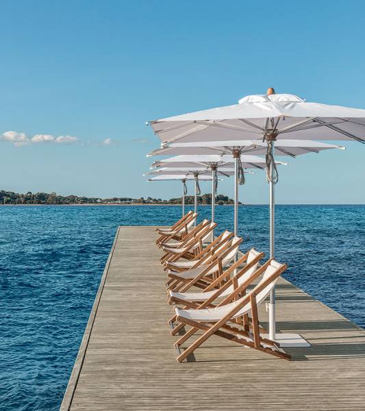 Parasol avec structure en aluminium et toile en polyester personnalisable haut de gamme Free de chez Ethimo à Bandol