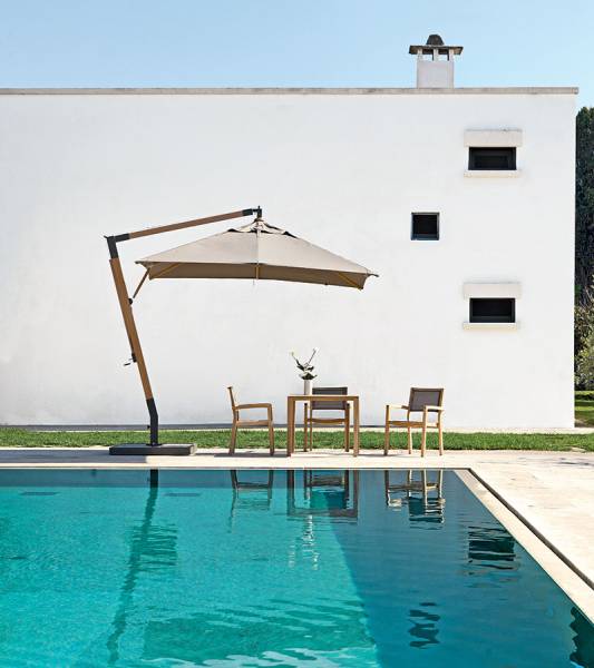 Parasol fonctionnel en toile acrylique et structure en bois massif haut de gamme Holiday de chez Ethimo à Marseille