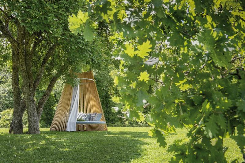 Bain de soleil en forme de cabane, en bois et en aluminium de qualité, original et contemporain, Collection HUT par Ethimo, marque italienne haut de gamme, Marseille