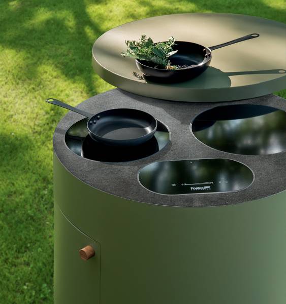 Cuisine extérieure avec plaque à induction en teck et aluminium haut de gamme italien à Cassis