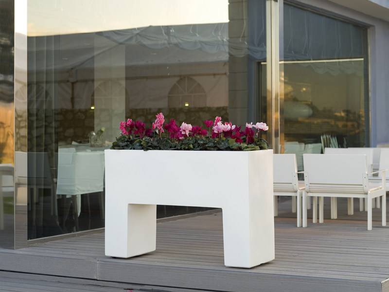 Pot rectangulaire design minimaliste par le fabricant espagnol VONDOM - Marseille