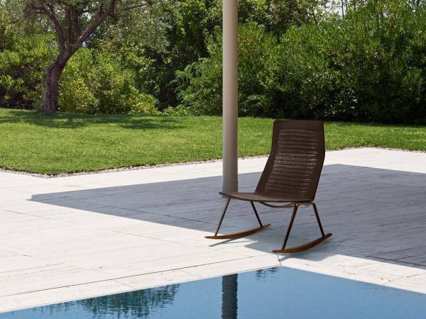 Fauteuil lounge à bascule contemporain, brun foncé, collection ZEBRA KNIT, par le fabricant italien haut de gamme FAST Spa, Marseille