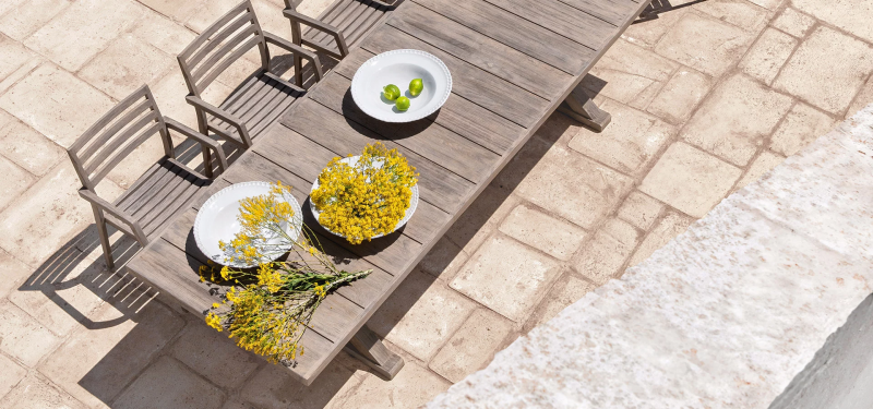 Table de jardin en teck décapé résistant, extensible, taille XL, Collection CRONOS par Ethimo, Château-Gombert