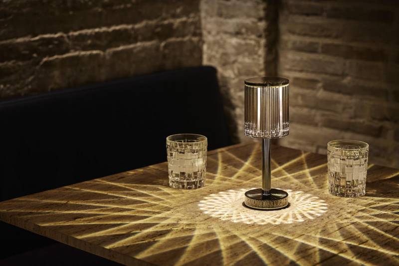 lampe de table LED design d'extérieur rechargeable, finition fumée, collection GATSBY, par Ramon ESTEVE pour le fabricant espagnol VONDOM, Aix-en-Provence